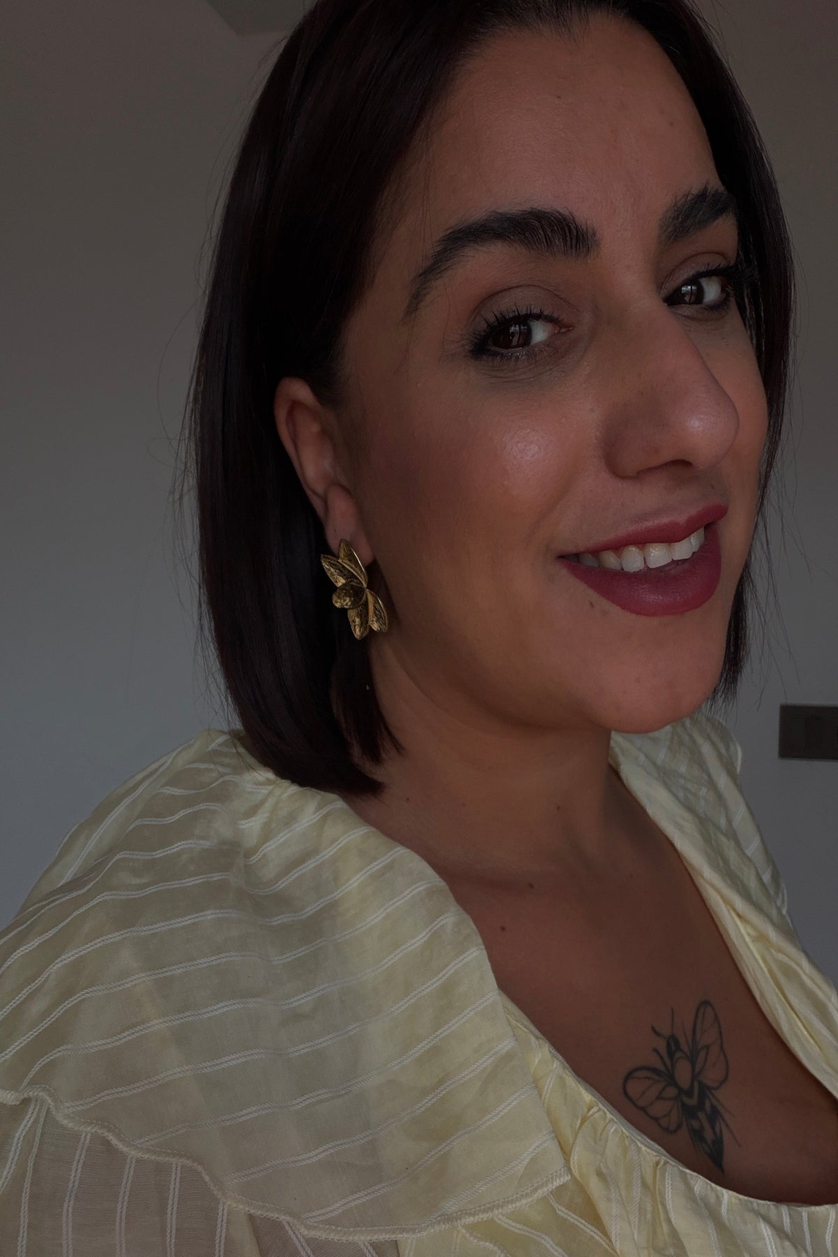 Pendientes de media flor puestos look mujer joyería hipoalergénica dorada