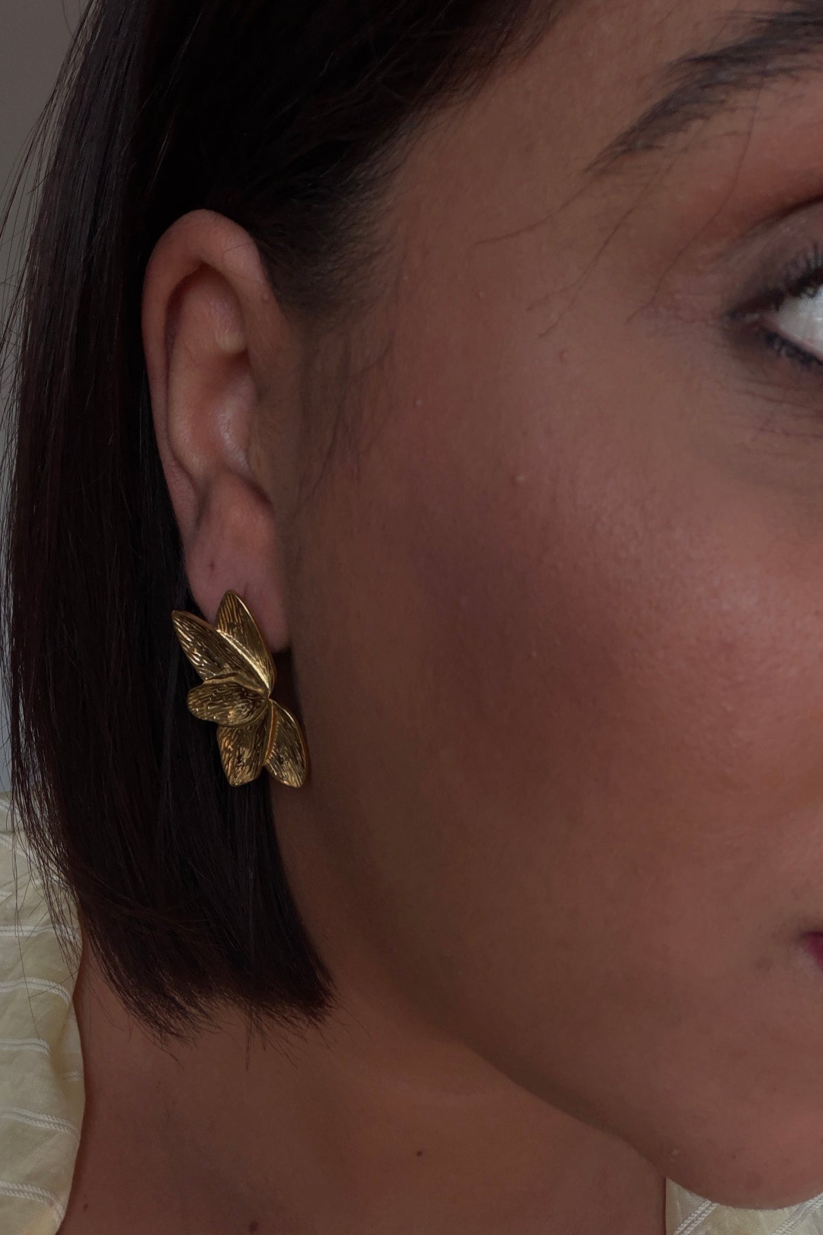 Pendientes flor de acero inoxidable dorados diseño media flor Meknes Store