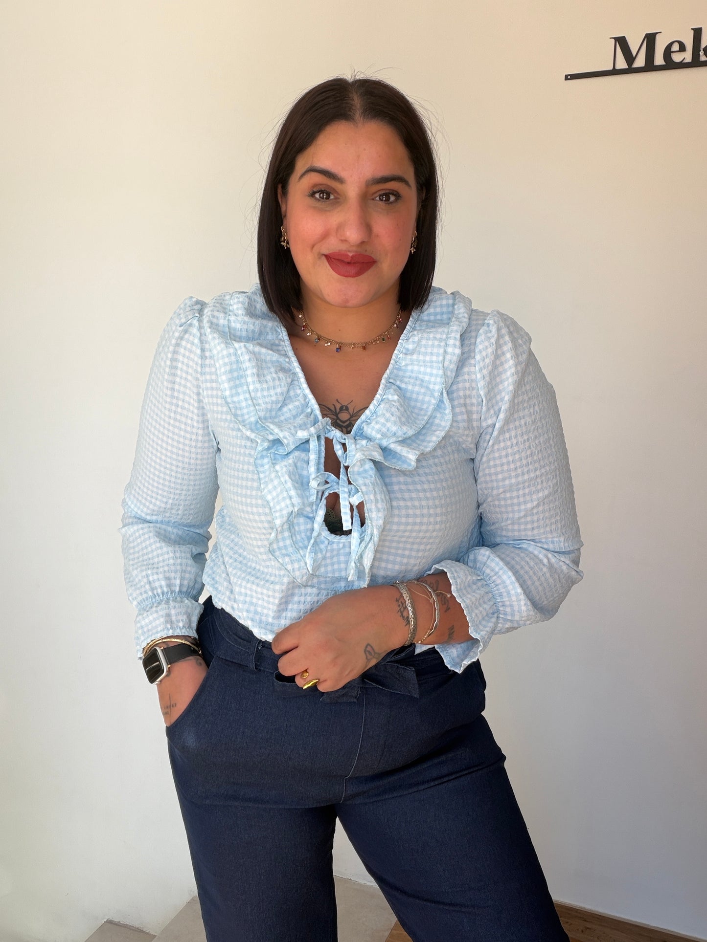 primer plano frontal de camisa azul baby coquetee