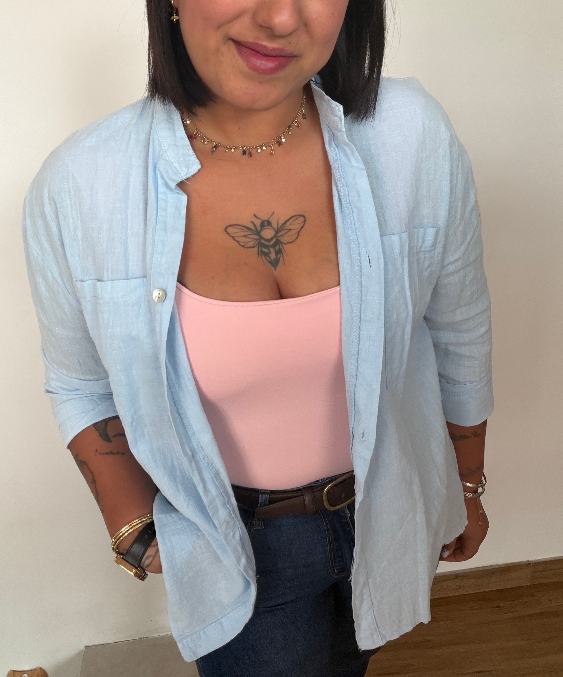 Sobrecamisa de lino oversize azul claro abierta sobre top rosa mujer Meknes Store