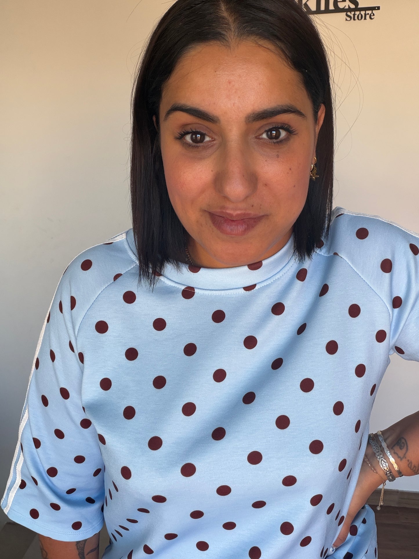 Sudadera azul de lunares oversize con franjas blancas en las mangas