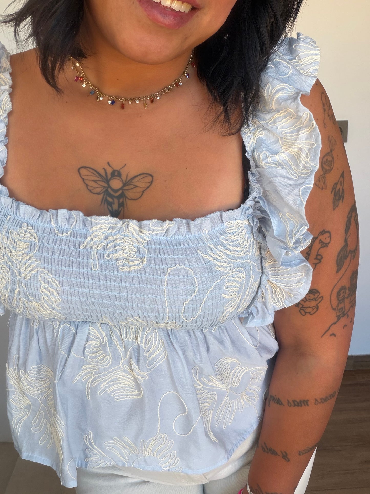 Detalle bordado floral y smocking Top Bohème celeste — Meknes Store
