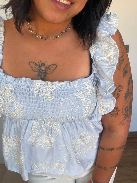 Detalle bordado floral y smocking Top Bohème celeste — Meknes Store