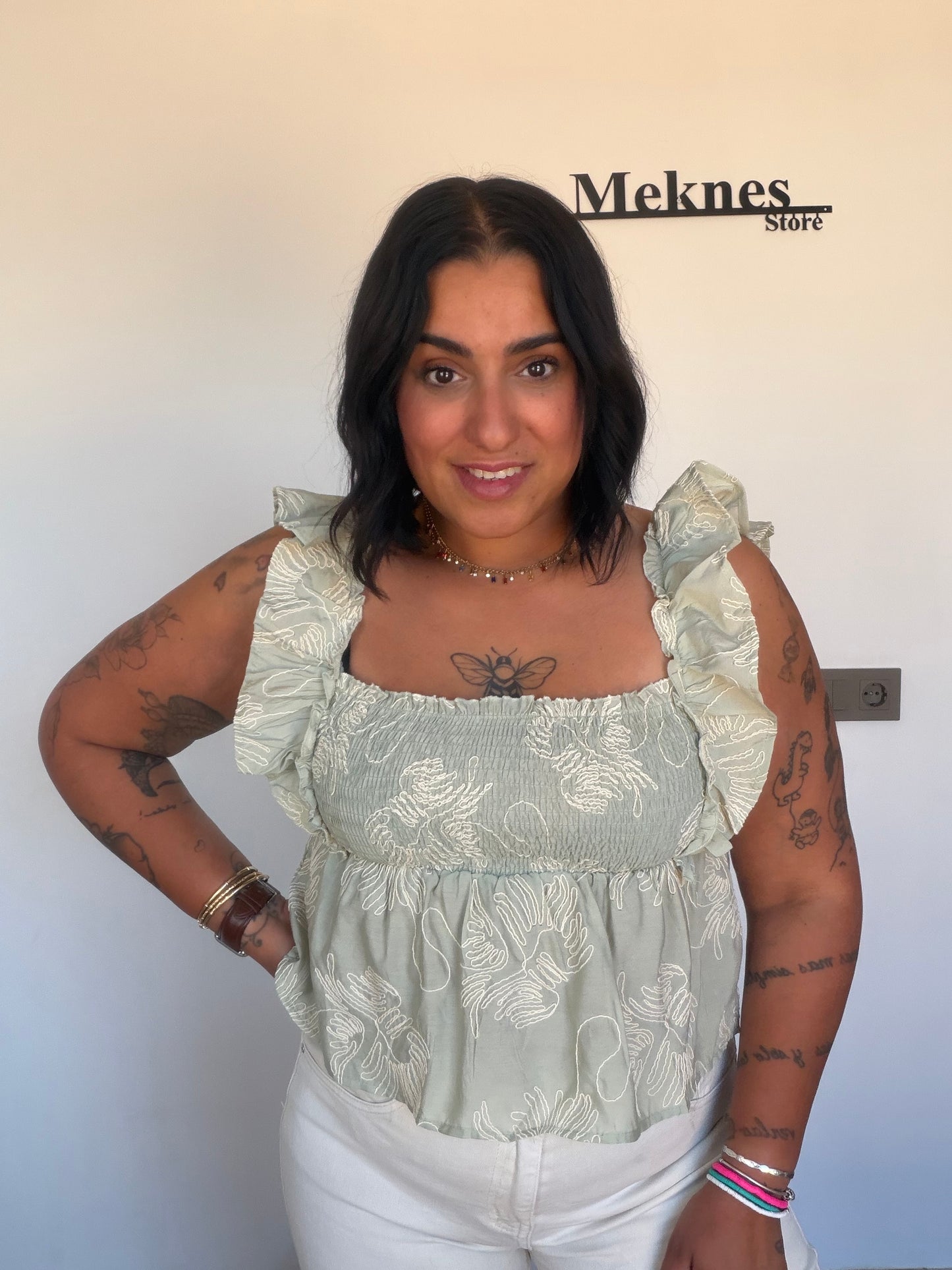 Top Bohème verde sage bordado floral escote cuadrado volantes — Meknes Store