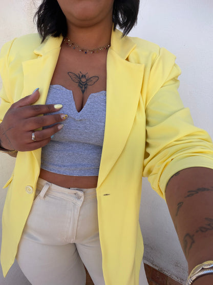 Top Canalé gris con camisa amarilla look styling Meknes