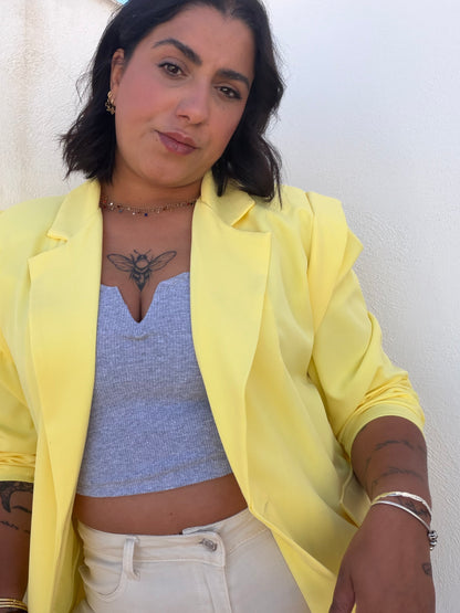 Top Canalé Escote V gris con vaqueros blancos — Meknes Store