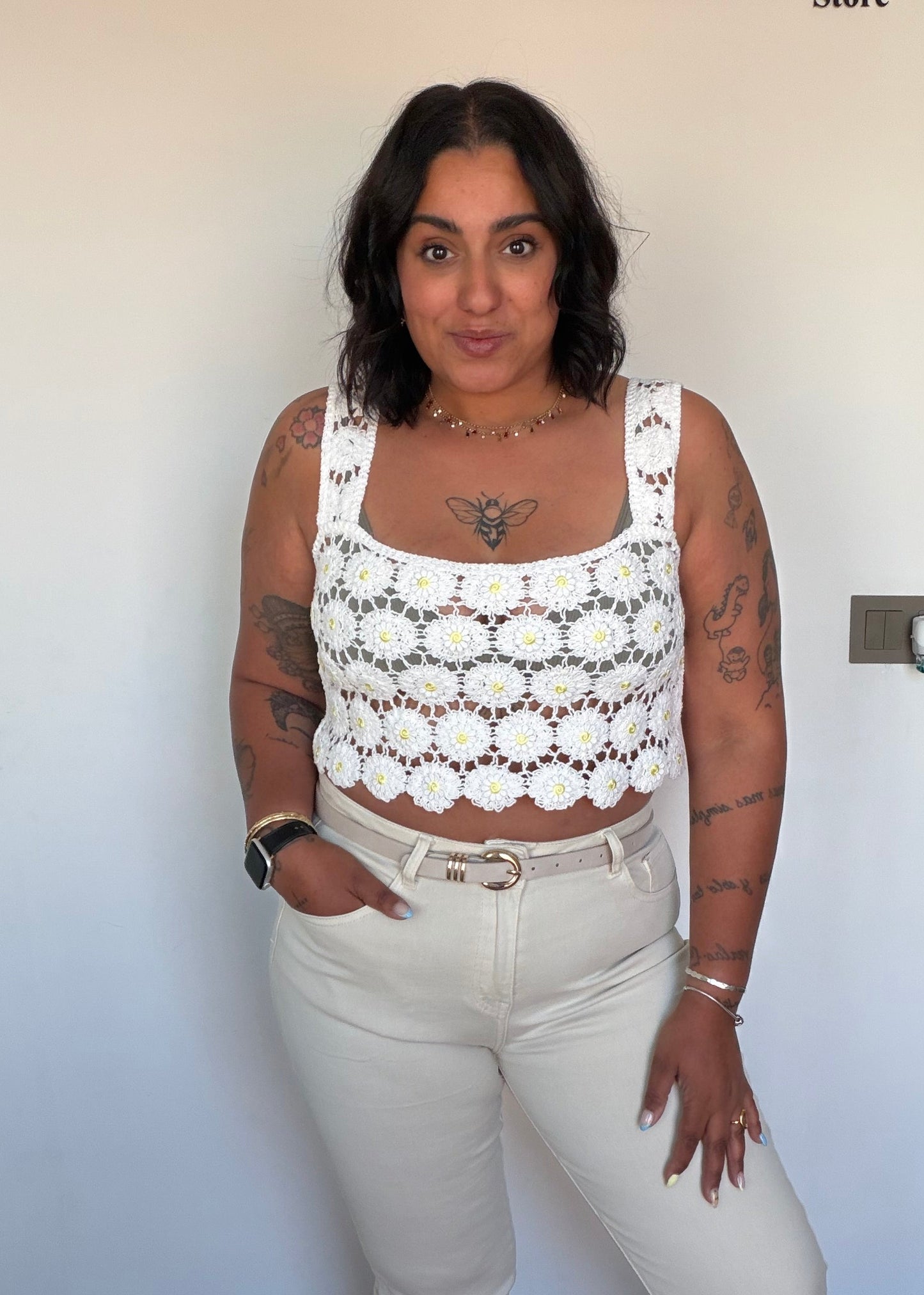 Top Crochet Margarita blanco escote cuadrado con vaqueros blancos — Meknes Store