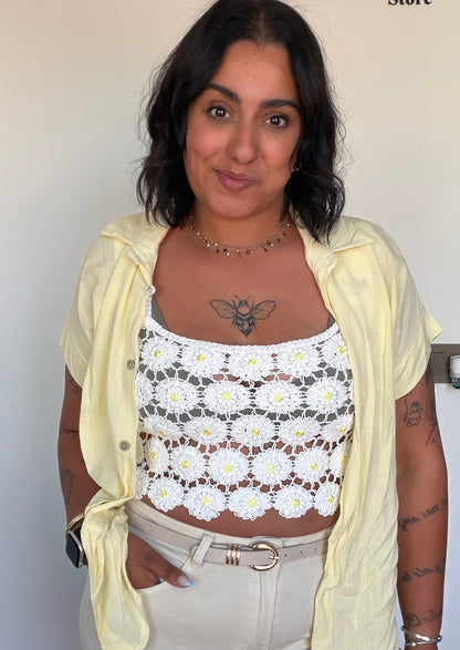 Top Crochet Margarita blanco con chaqueta amarilla look verano — Meknes Store