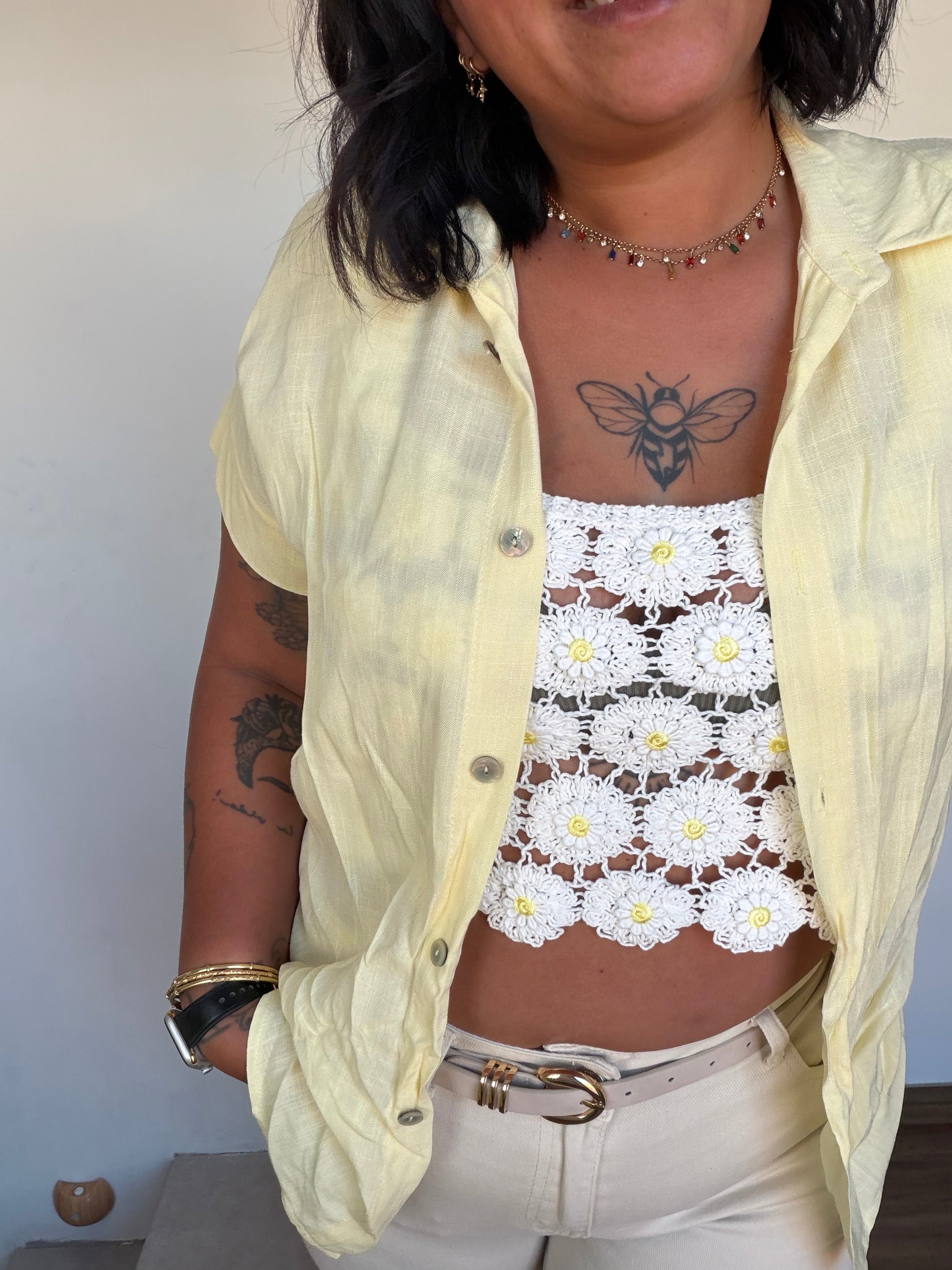 Styling Top Crochet Margarita con chaqueta amarilla detalle crochet — Meknes Store