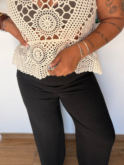 Detalle bajo peplum con vuelo Top Crochet Medallón crudo — Meknes Store