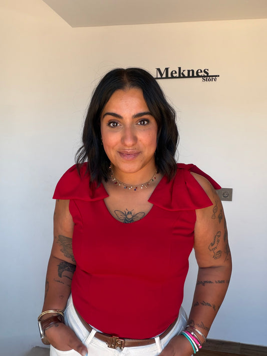 Top Lazada rojo con lazo en hombros ajustado con vaqueros blancos — Meknes Store