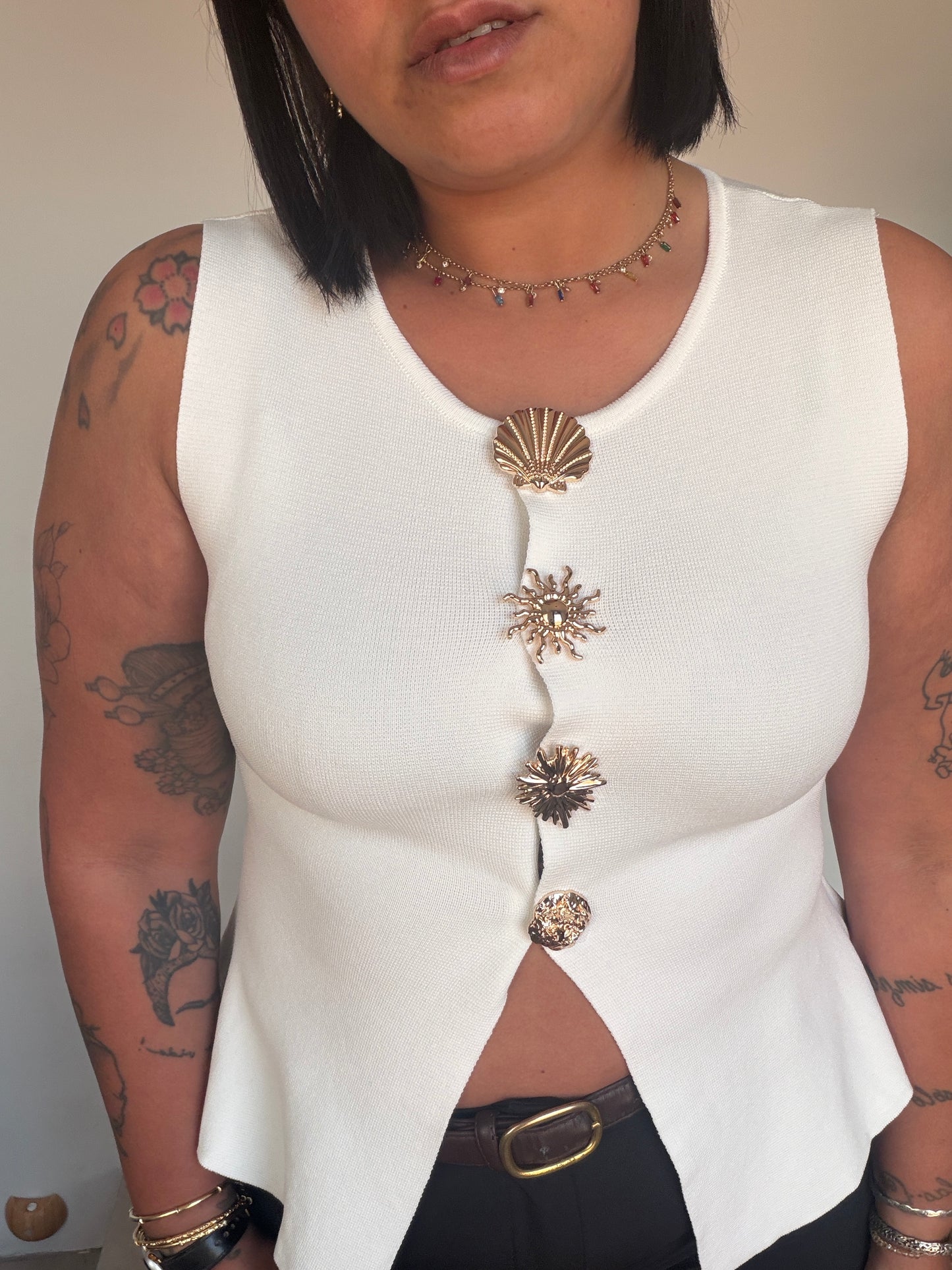 Top color amarillo claro tendencia primavera verano con detalle joya