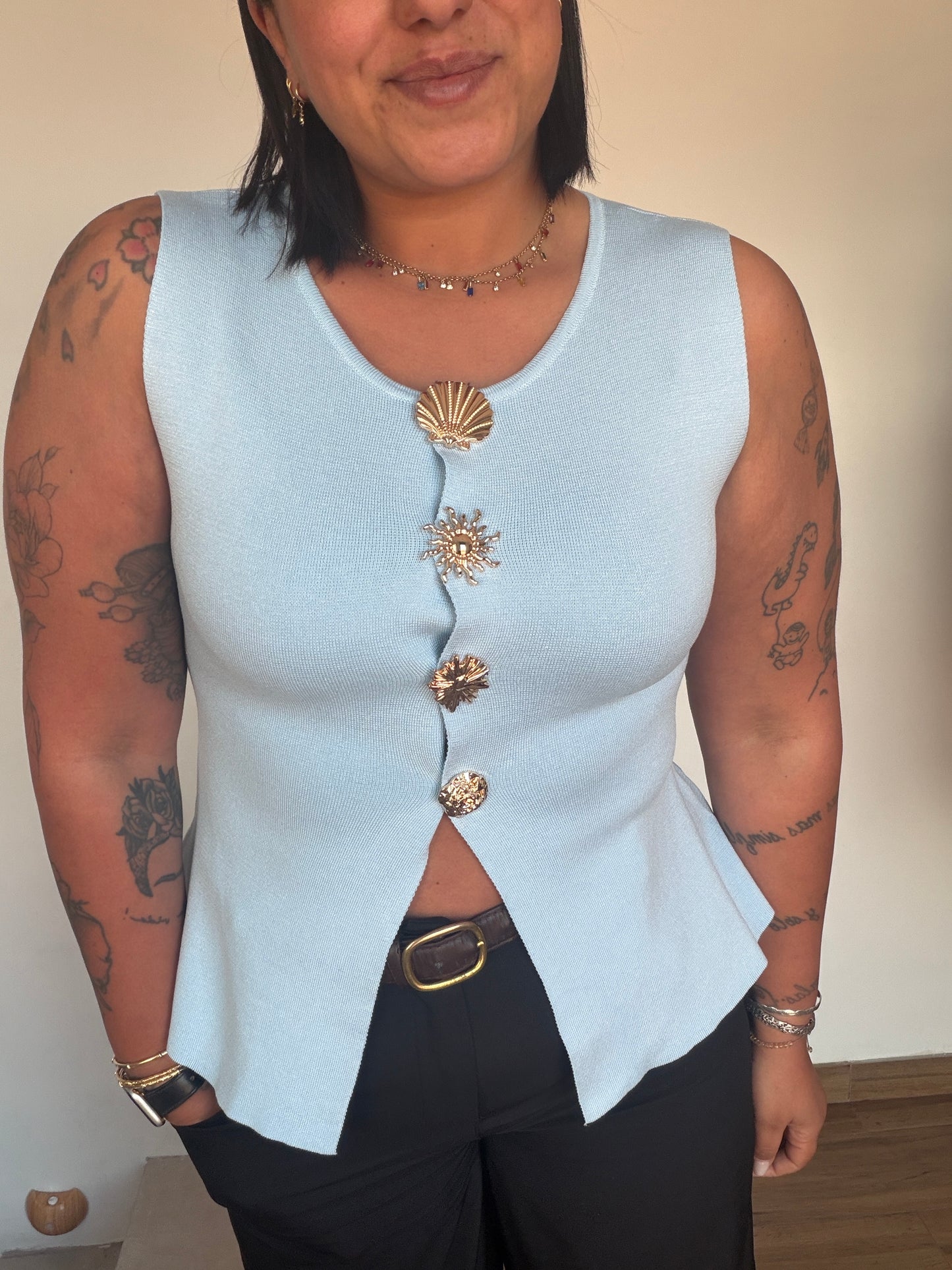 Top azul baby elegante para look de oficina de mujer