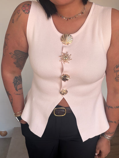 Top rosa pastel estilo old money con botones dorados decorativos