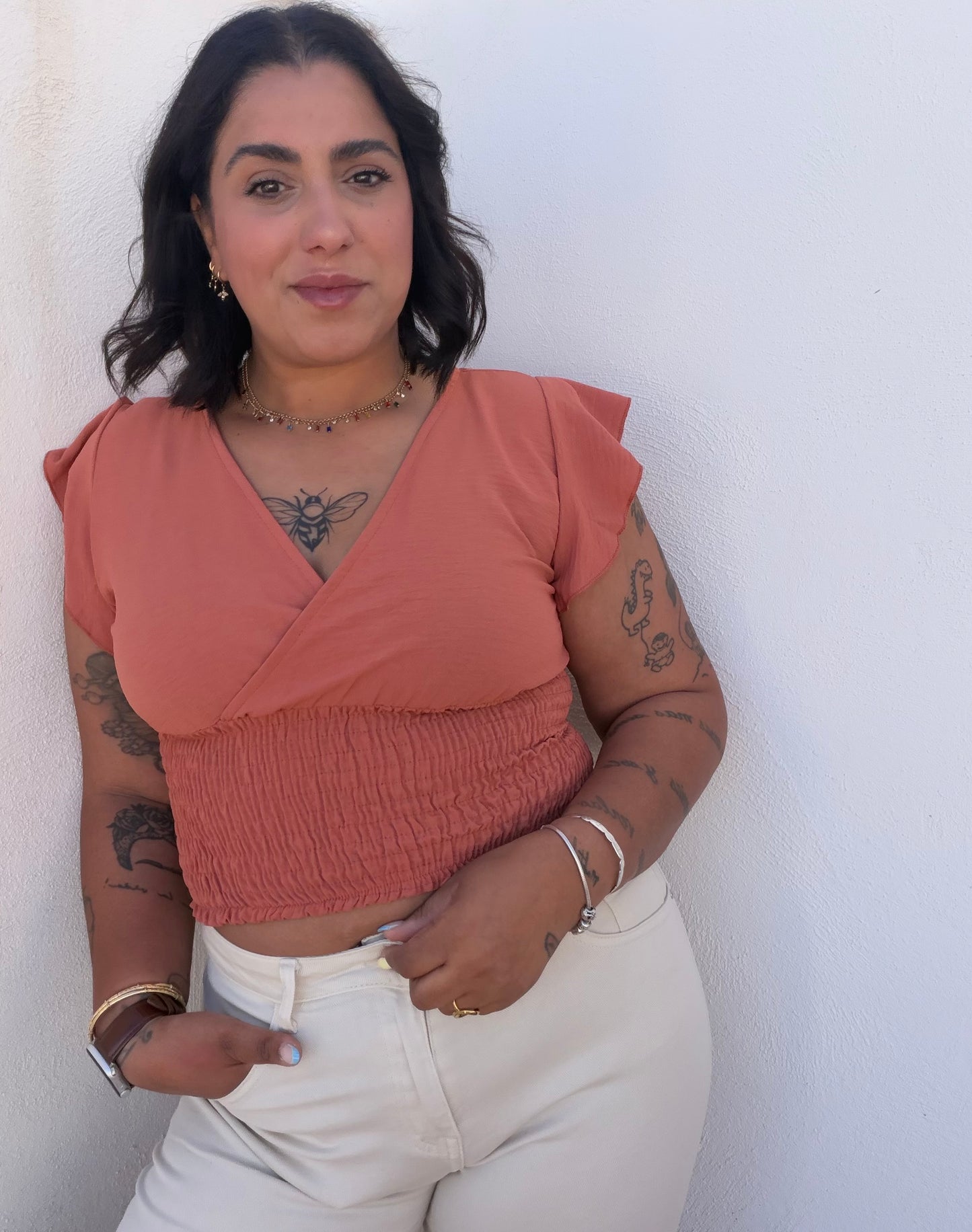 Top Siena teja con vaqueros blancos look verano — Meknes Store