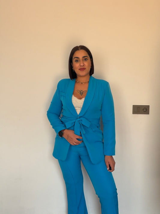 Traje chaqueta mujer azul eléctrico con cinturón lazada y pantalón recto Meknes.