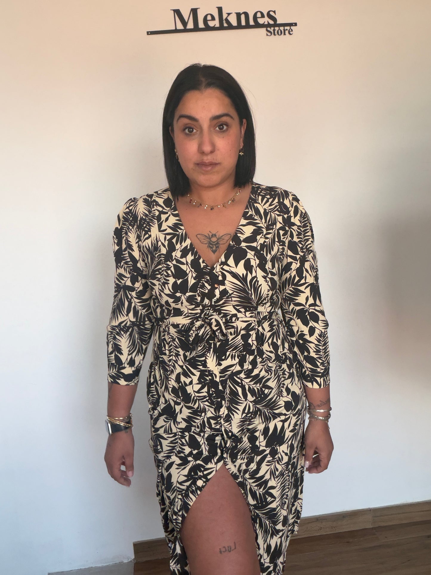 Vestido abotonado de arriba abajo con escote en pico y manga francesa