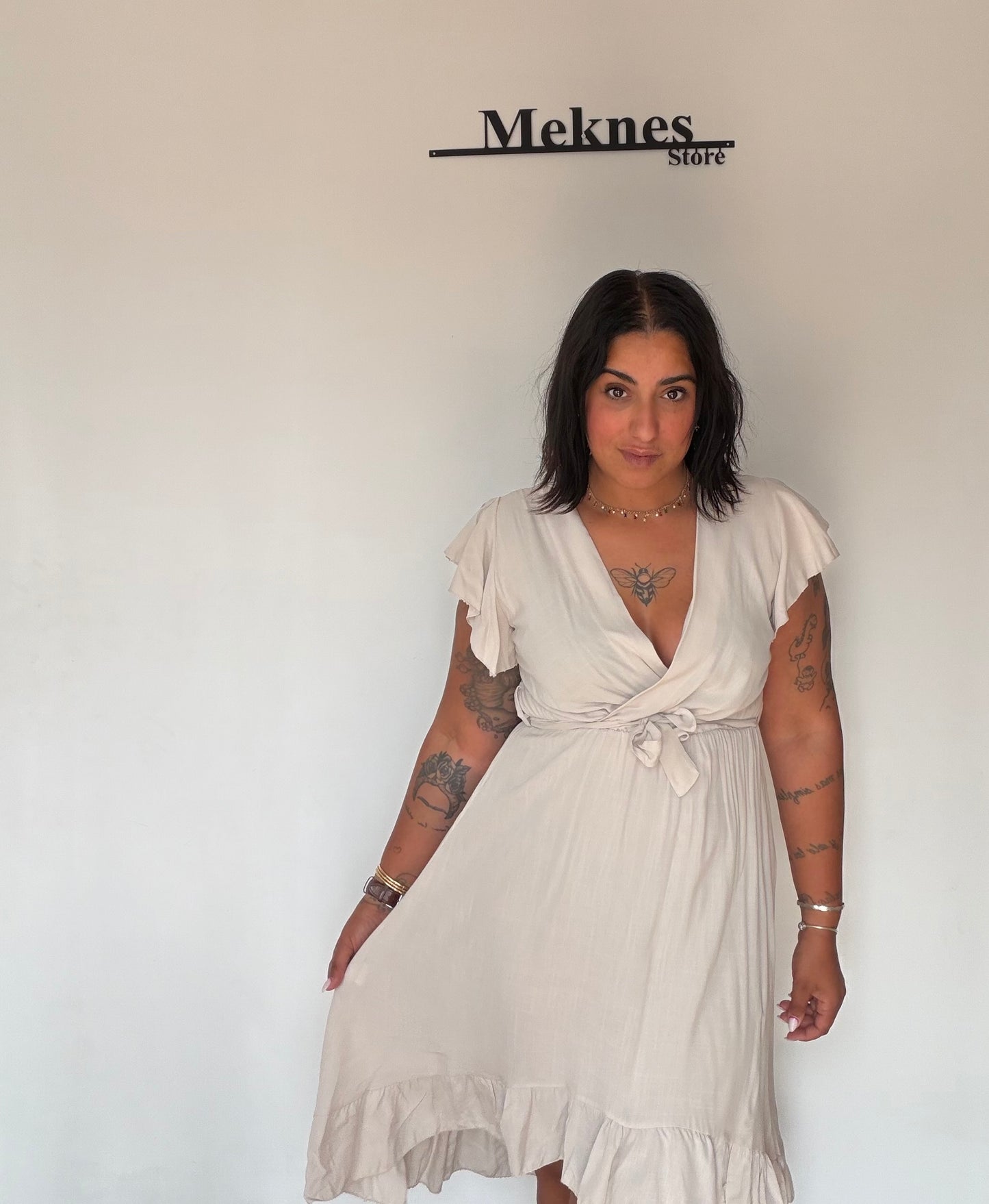 Detalle escote cruzado Vestido Brisa beige crudo — Meknes Store