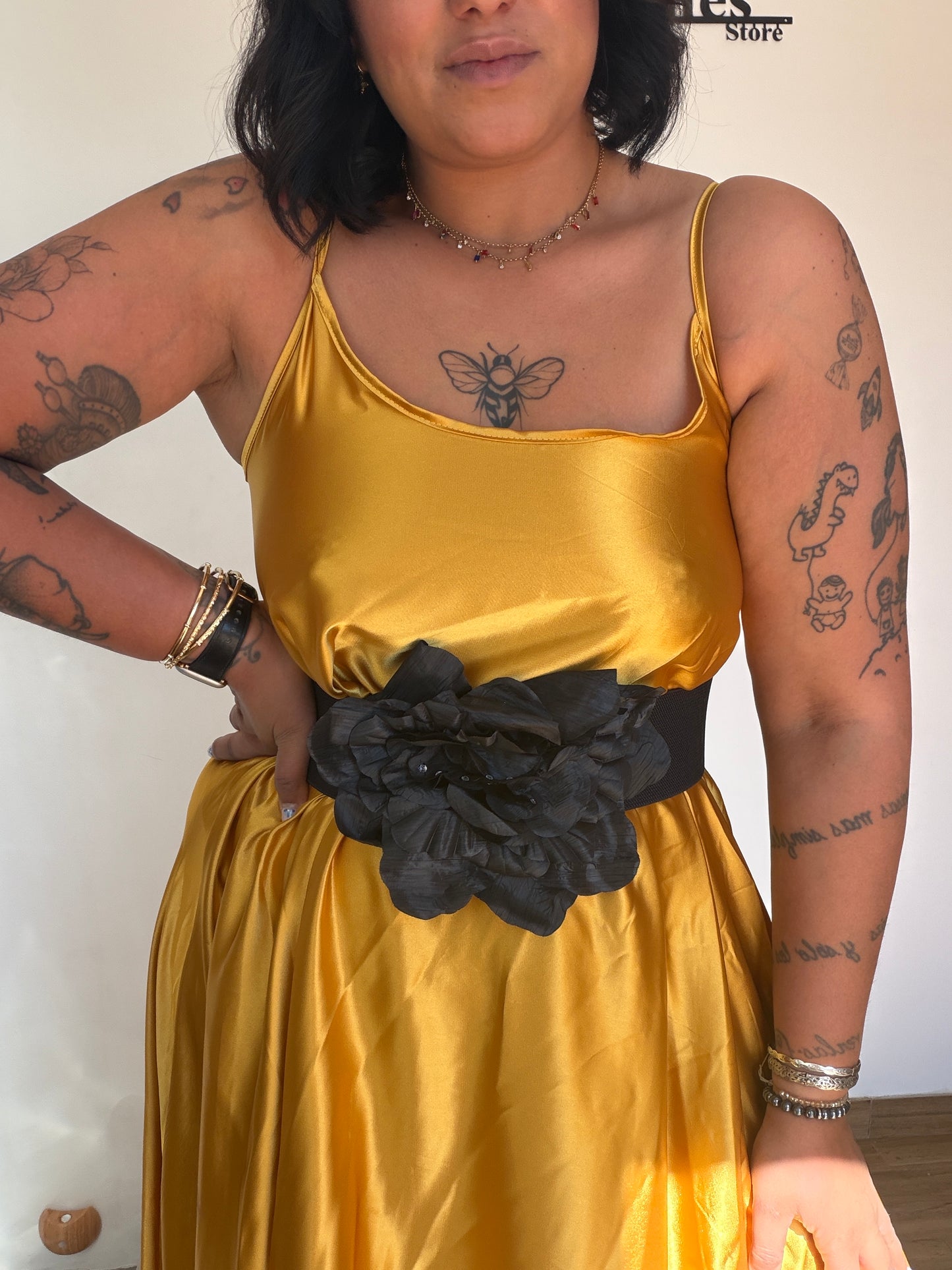 Vestido Ceremonia mostaza dorado con cinturón floral detalle escote — Meknes Store