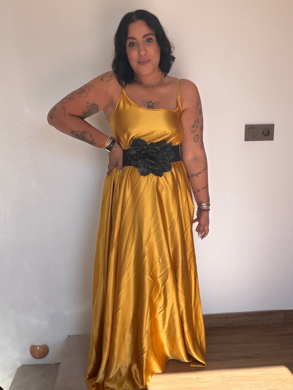 Vestido Ceremonia Satén mostaza dorado maxi cinturón floral — Meknes Store