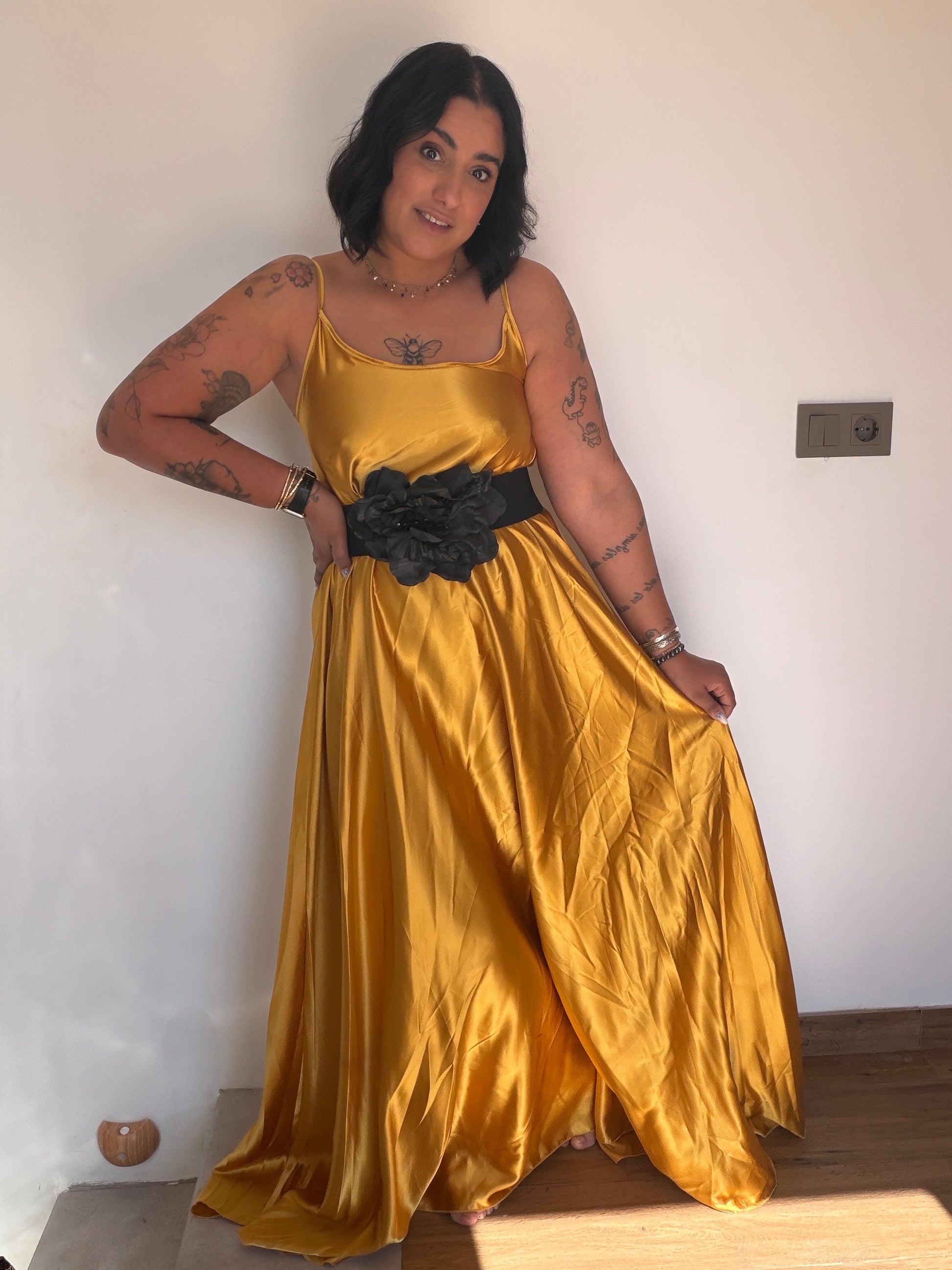 Silueta completa Vestido Ceremonia Satén mostaza largo maxi — Meknes Store