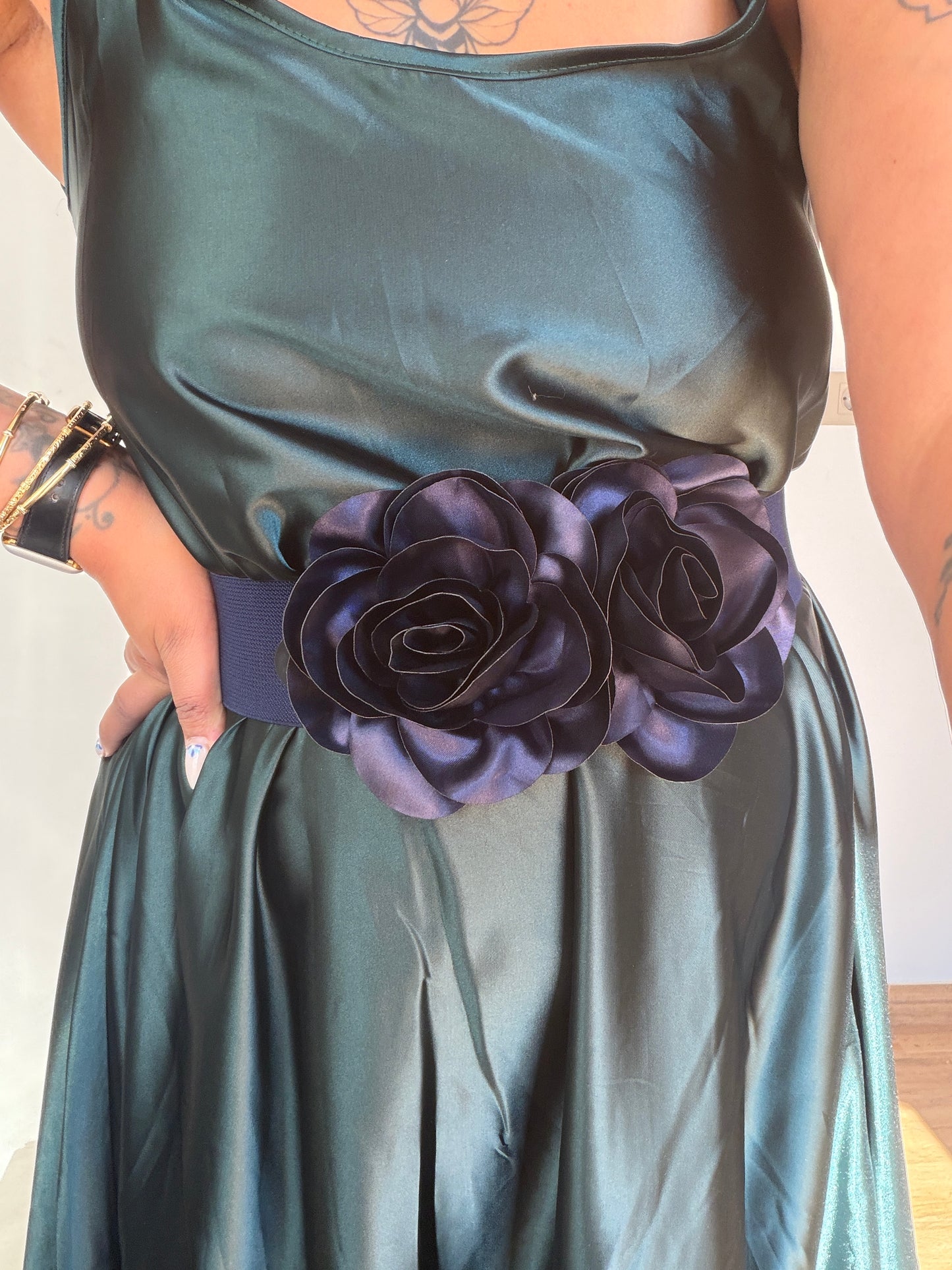 Detalle cinturón floral 3D Vestido Ceremonia Satén verde petróleo — Meknes Store