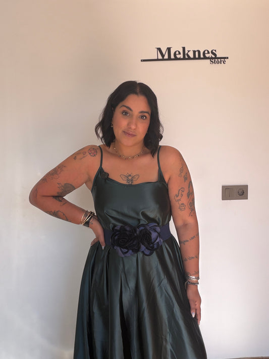 Vestido Ceremonia Satén verde petróleo maxi con cinturón floral — Meknes Store
