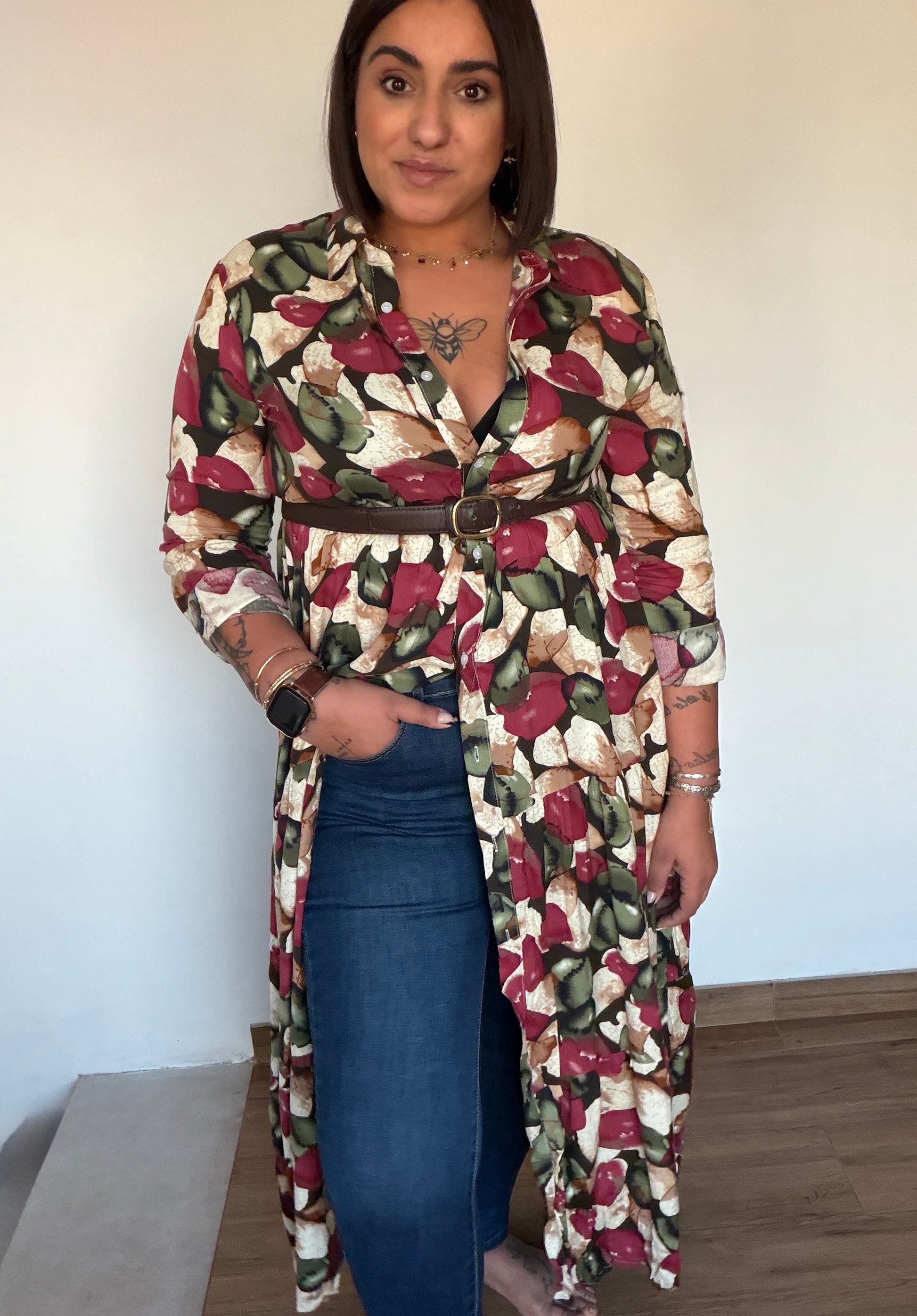 Mujer luciendo vestido midi floral en tonos burdeos y ocre con botones frontales Meknes Store