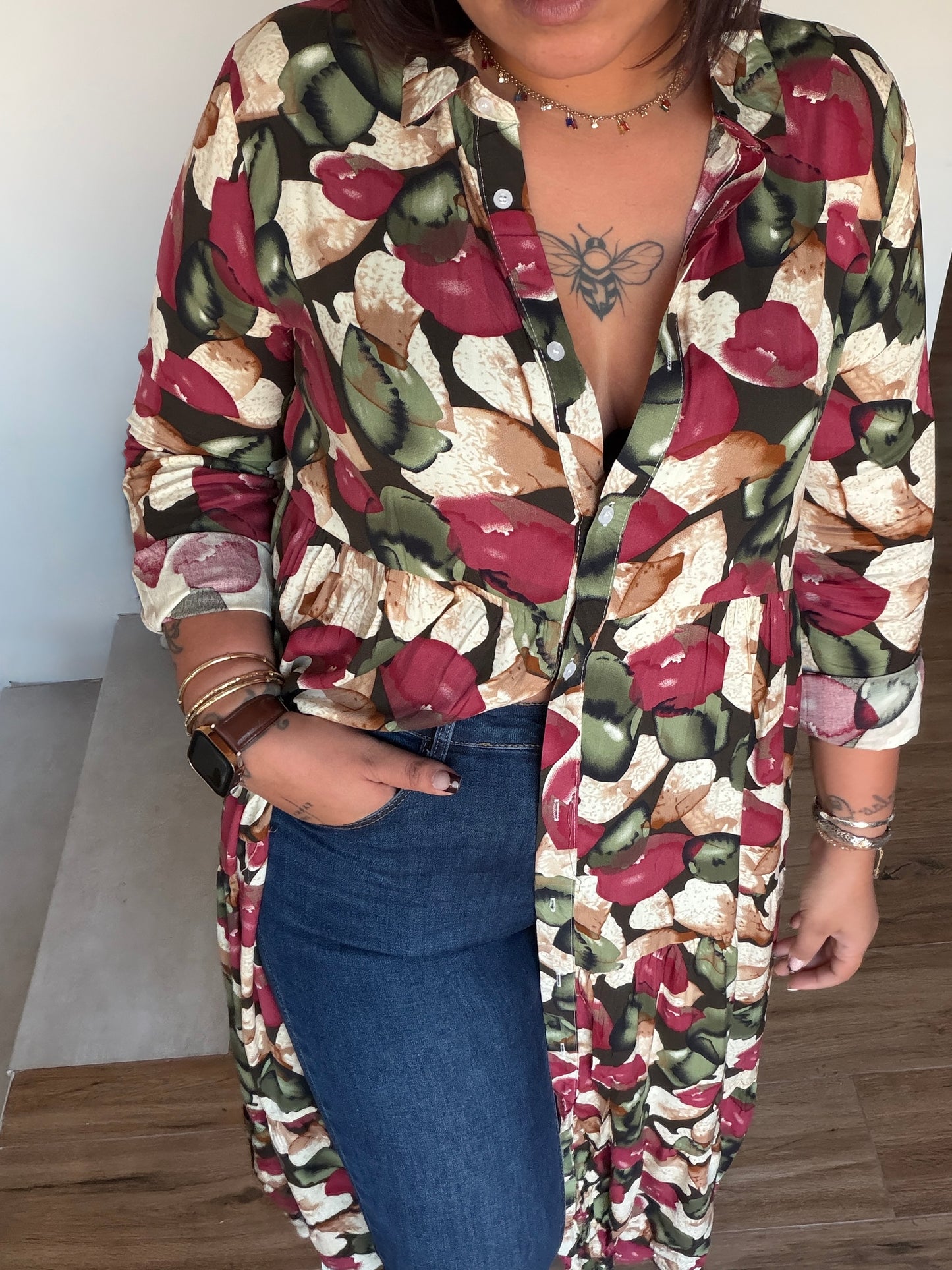 Look otoñal con vestido midi floral y detalle de accesorios Meknes