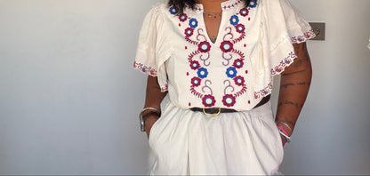 Detalle bordado multicolor cuello y manga mariposa Vestido Mykonos — Meknes Store