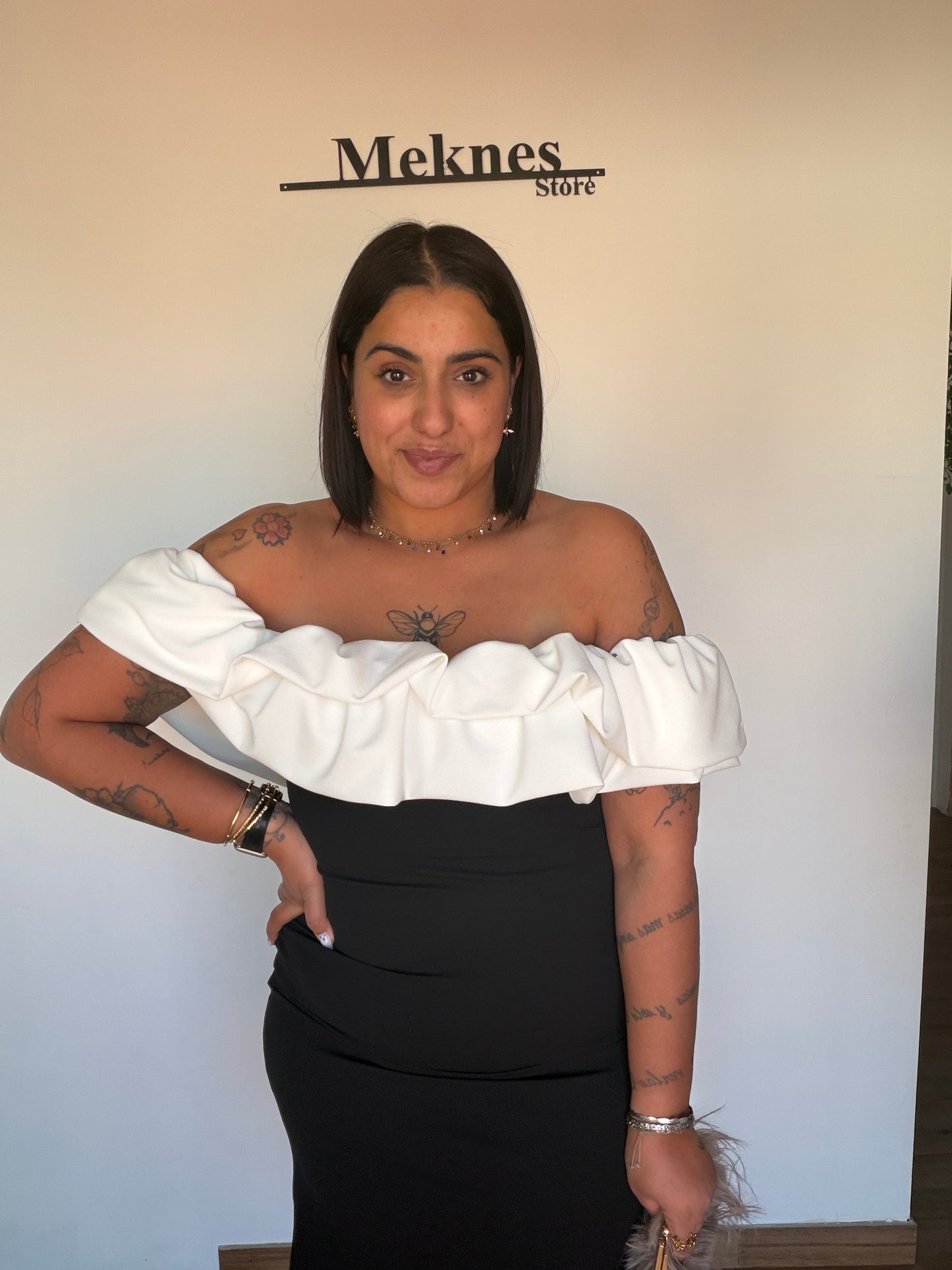 Vestido Noir midi ajustado negro con maxivolante blanco en escote bardot mujer Meknes Store