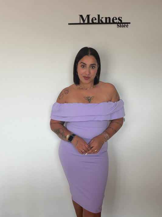Mujer con vestido midi lila entallado y escote bardot con gran volante fluido Meknes Store