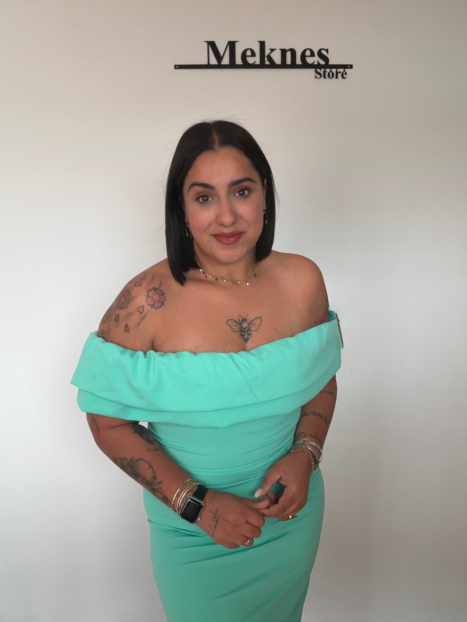 Vestido midi verde menta ajustado con escote bardot para eventos y bodas