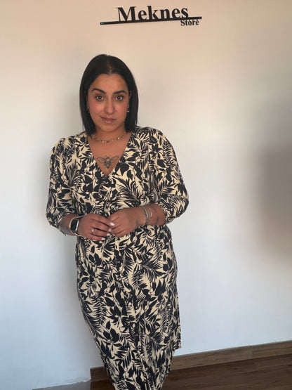 Vestido de primavera elegante estampado de hojas negras sobre fondo beige