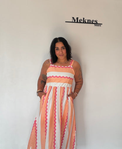 Detalle corte imperio y ondas ricrac fucsia Vestido Sol melocotón — Meknes Store