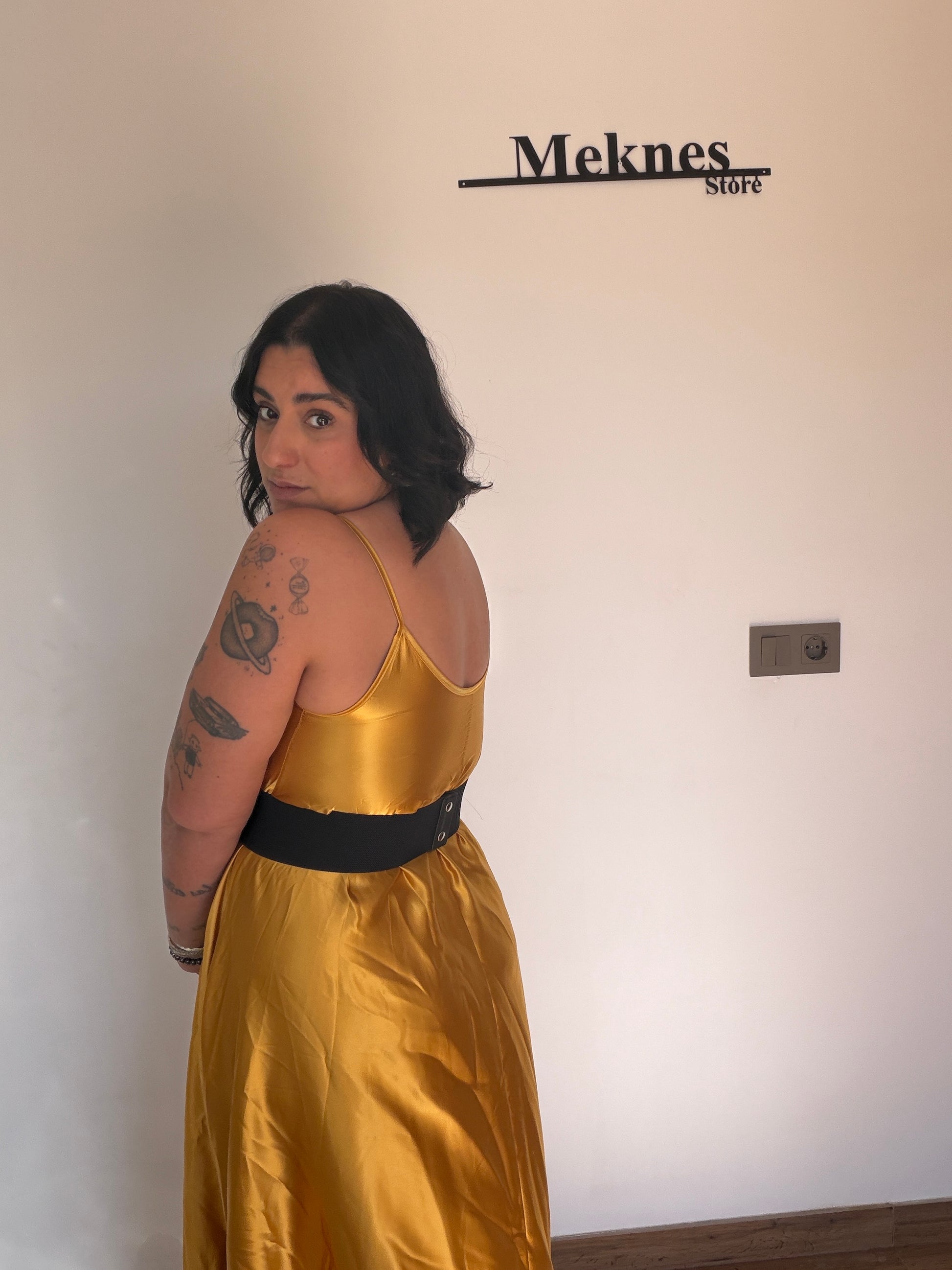 Silueta completa Vestido Ceremonia Satén mostaza largo maxi por detrás — Meknes Store