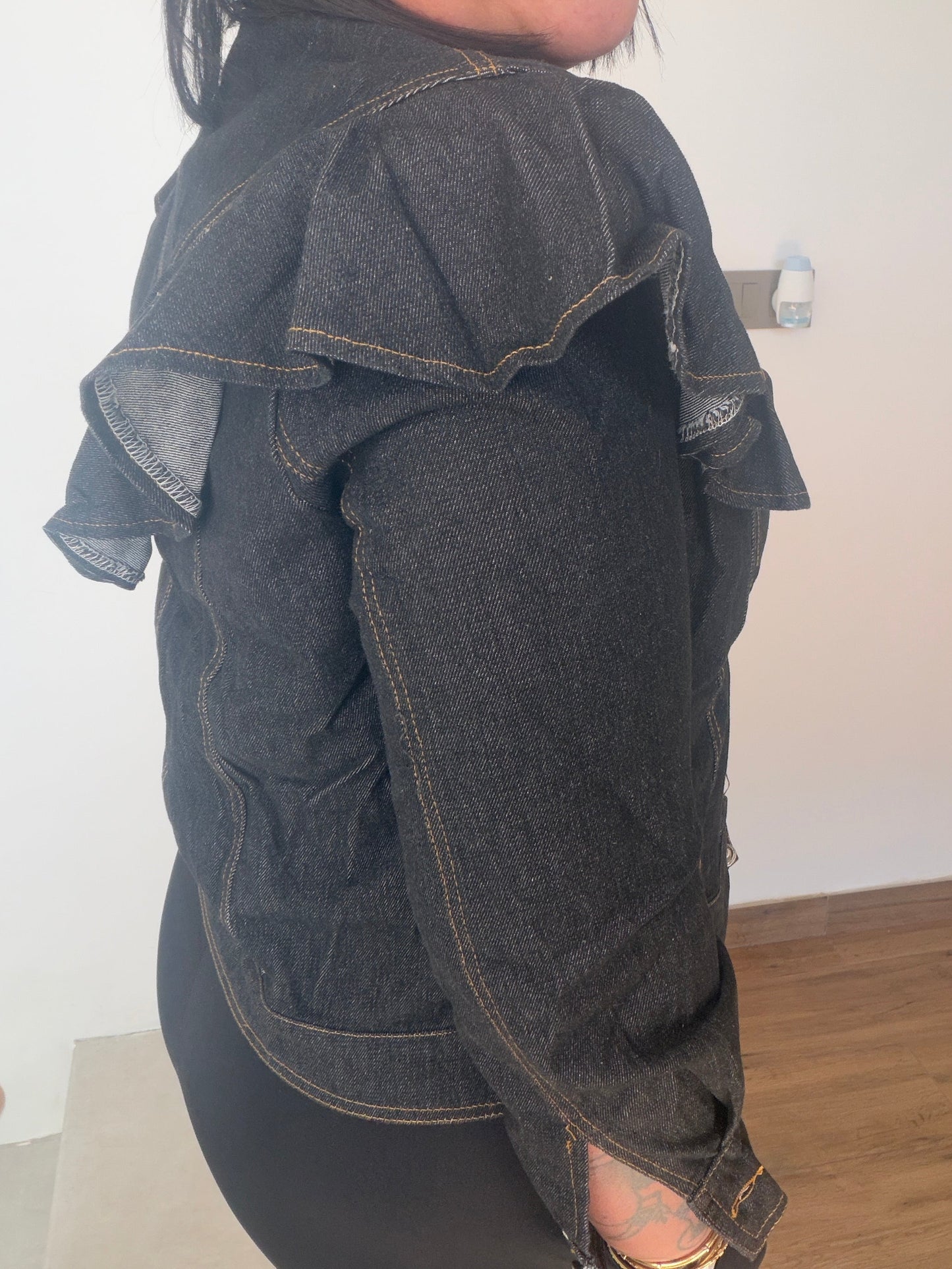 Vista de perfil de la cazadora vaquera Spring mostrando el volumen del volante y el ajuste de la manga