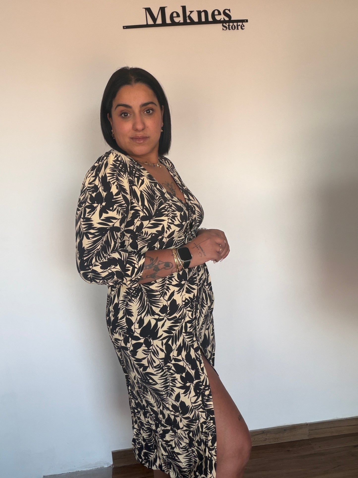 Vista lateral de vestido fluido mostrando caída del tejido y ajuste en cintura