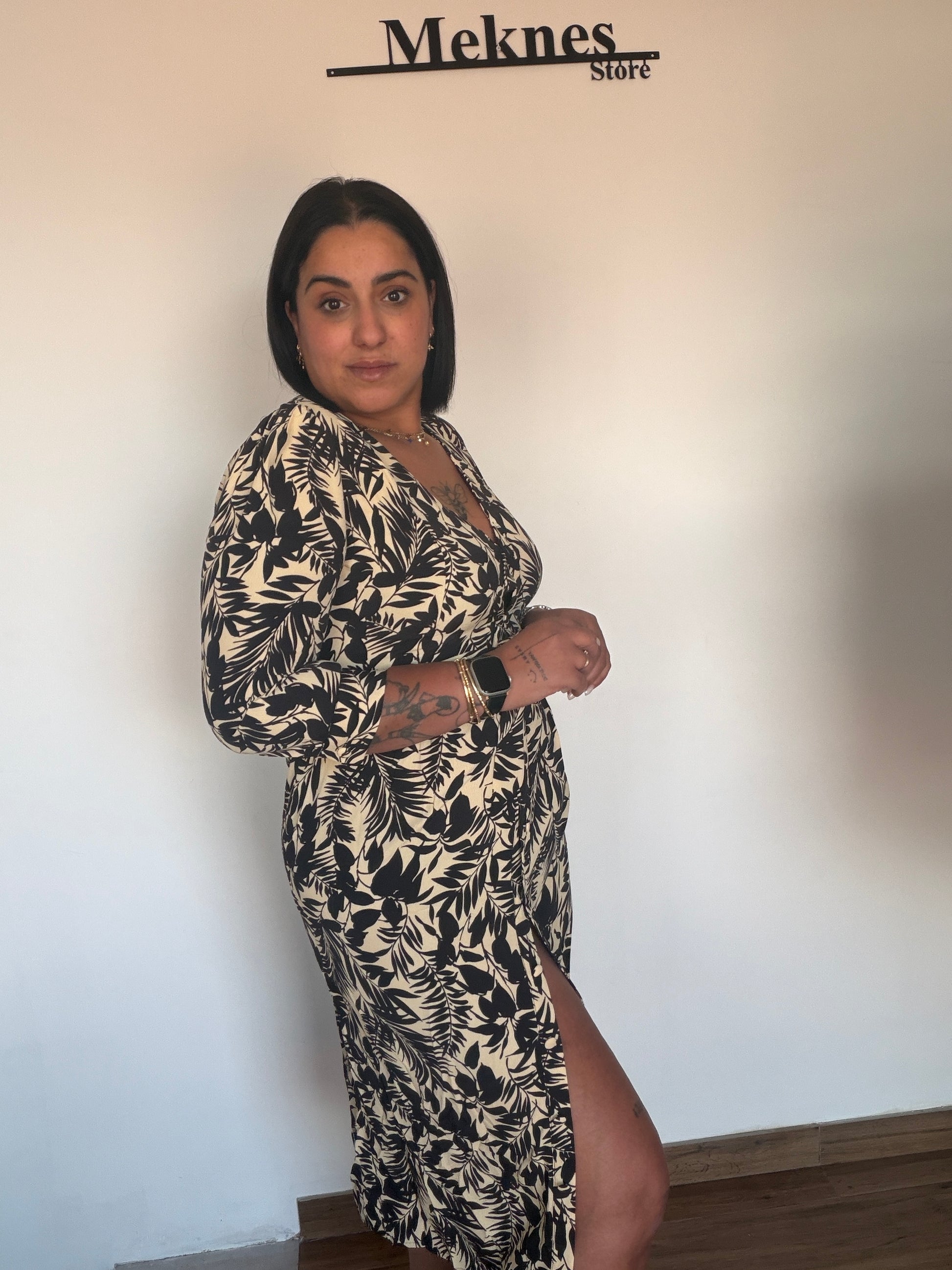 Vista lateral de vestido fluido mostrando caída del tejido y ajuste en cintura