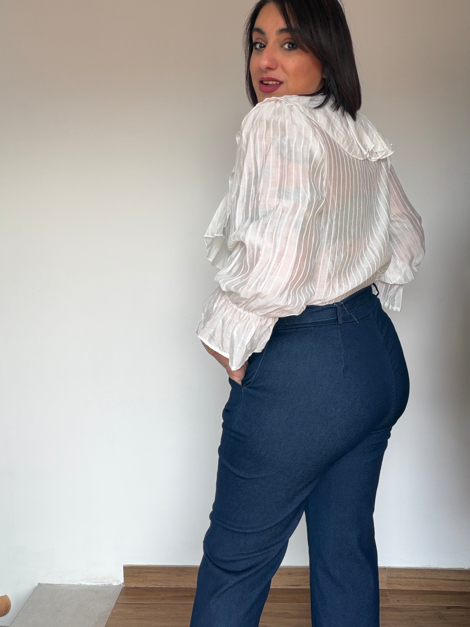 Vista trasera del pantalón culotte resaltando la caída del tejido y el tiro alto.