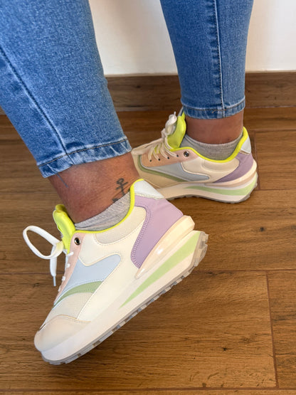 Vista lateral de las zapatillas Spring resaltando la suela de plataforma cómoda