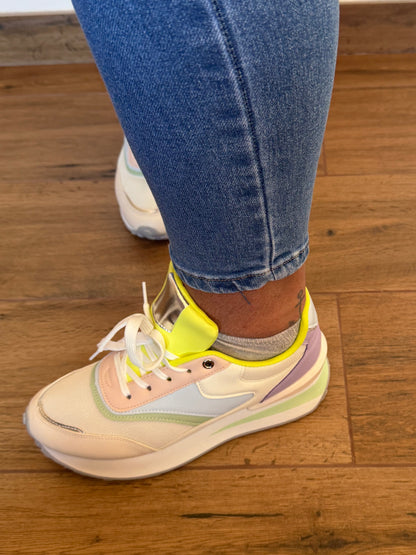 Detalle de la parte trasera y combinación de colores de las zapatillas Spring